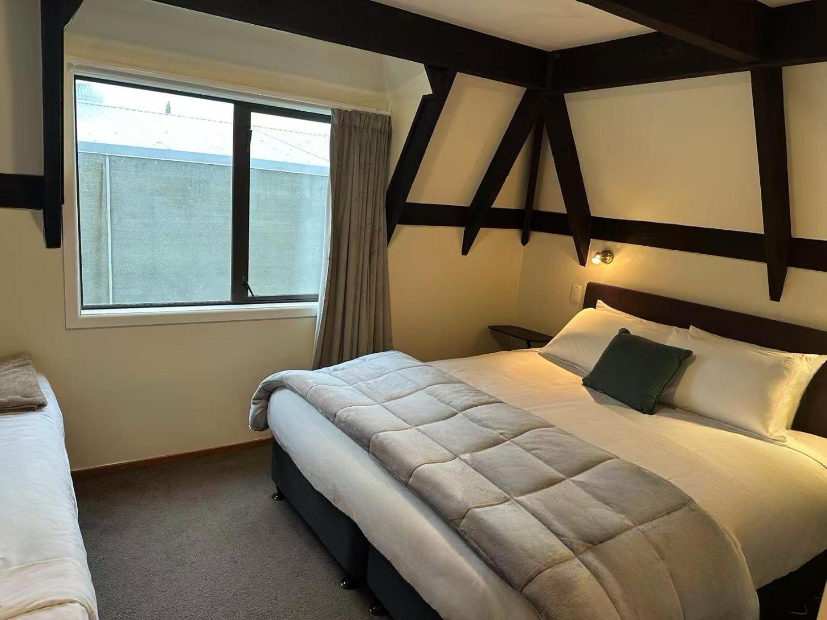 Castles & Driftwood Motel 4*