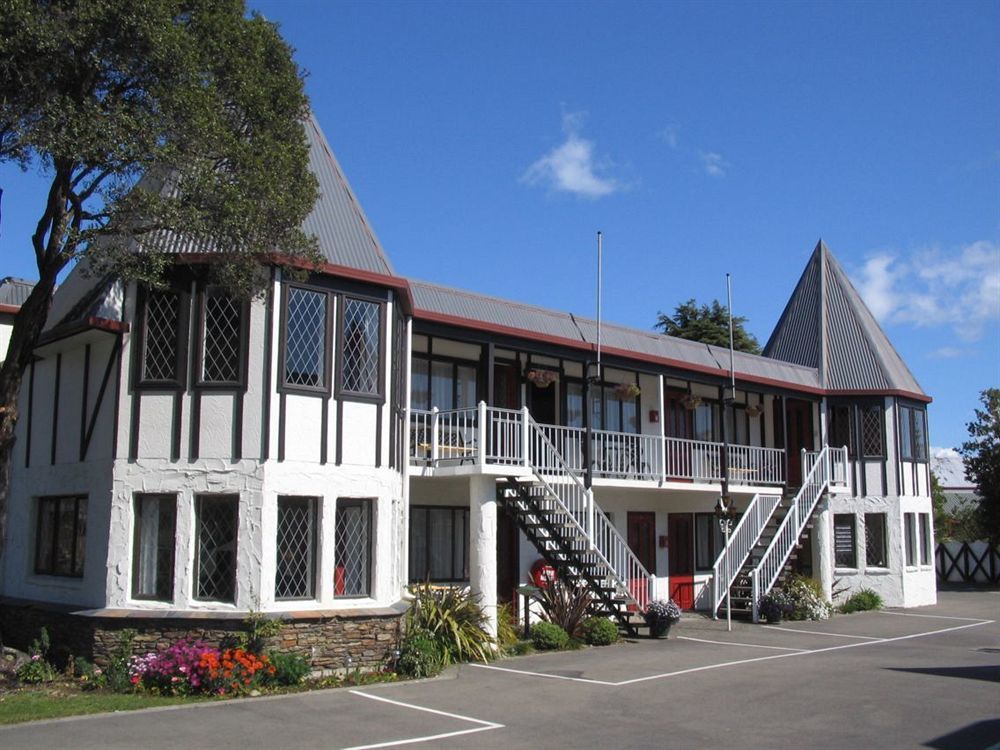 Castles & Driftwood Motel 4*