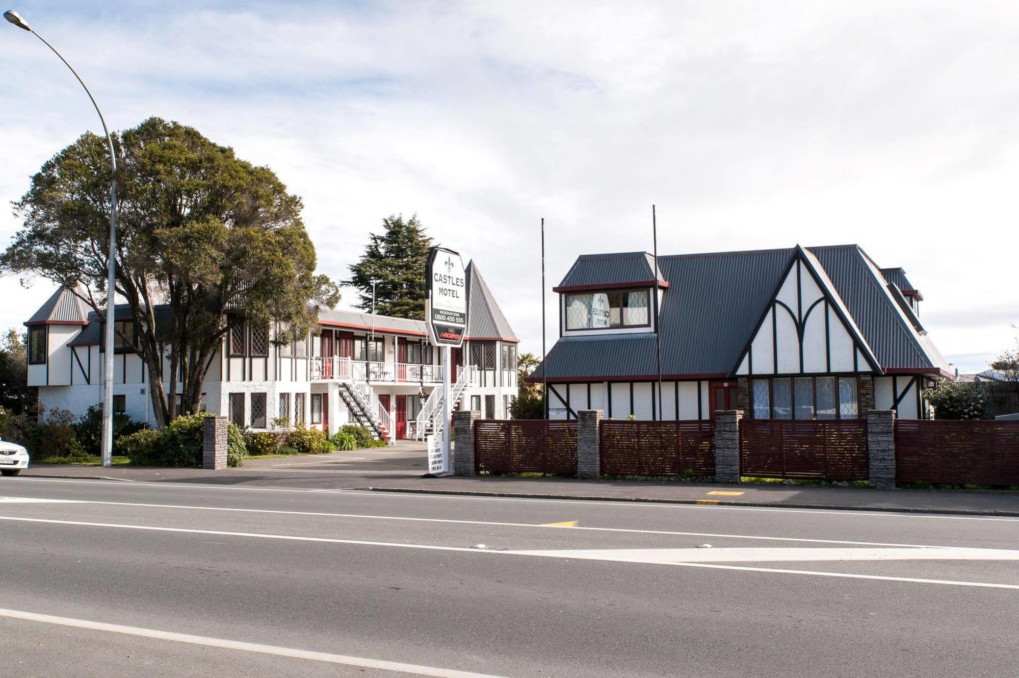 Castles & Driftwood Motel