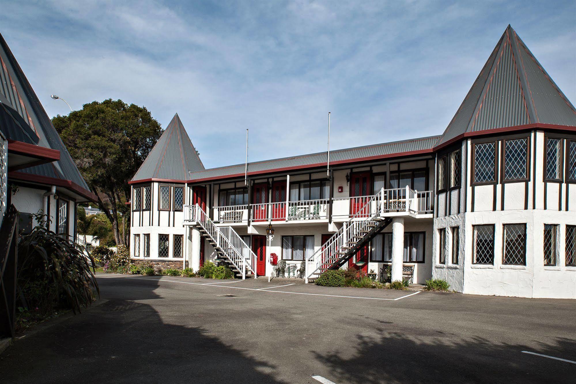 Castles & Driftwood Motel 4*